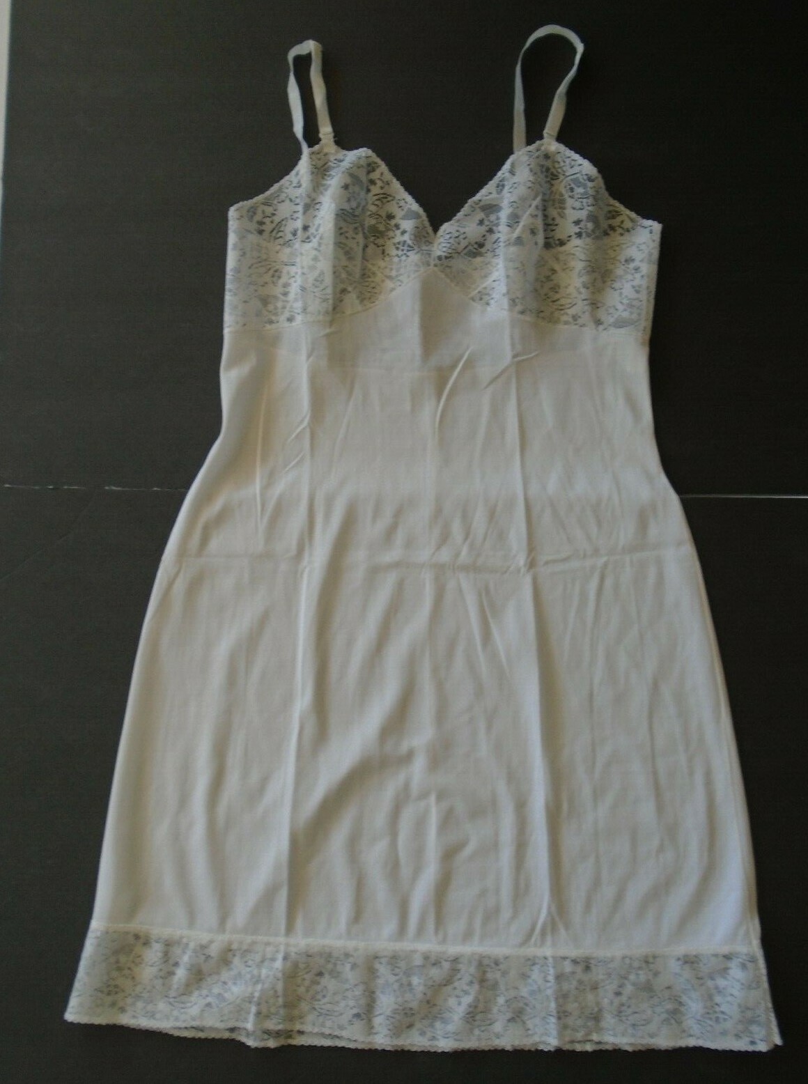 Vtg VASSARETTE Women’s Size Small 34 Creamy White Lace Trim Slip