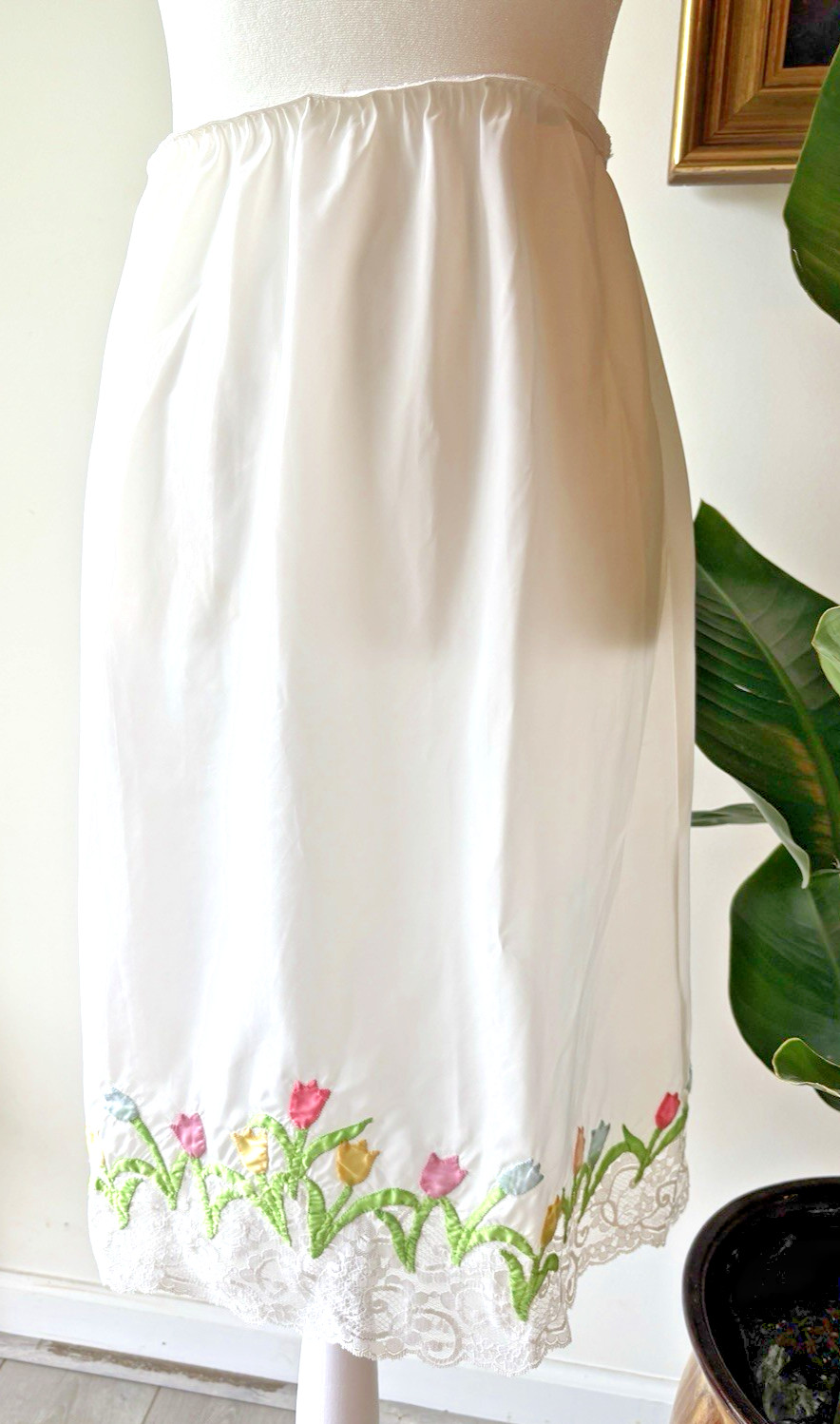 VTG „ODETTE BARSA” SLIP, 25″ LONG, APPLIQUES & LACE, HAND MADE PORTUGAL,50S