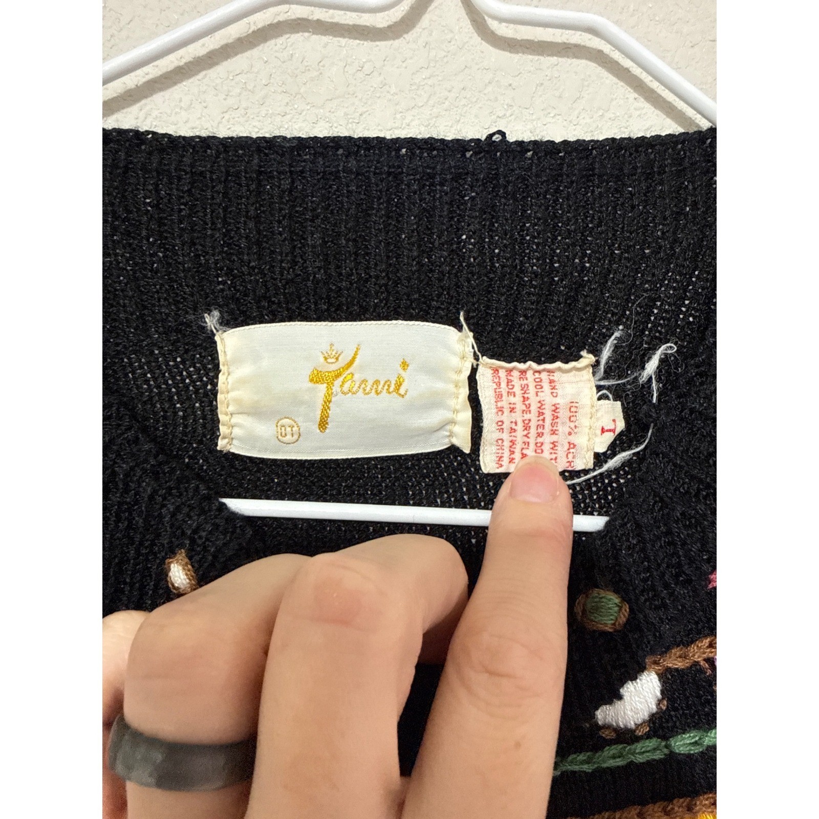 VTG Tami Women’s Black Embroidered Yoke Sweater Size Large Cottagecore