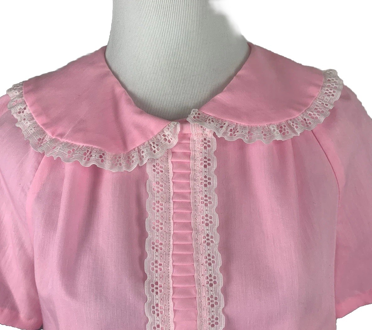Vintage Dan-Ellen Pink House Coat Snaps Sz Medium Lace Trim EXCELLENT CONDITION
