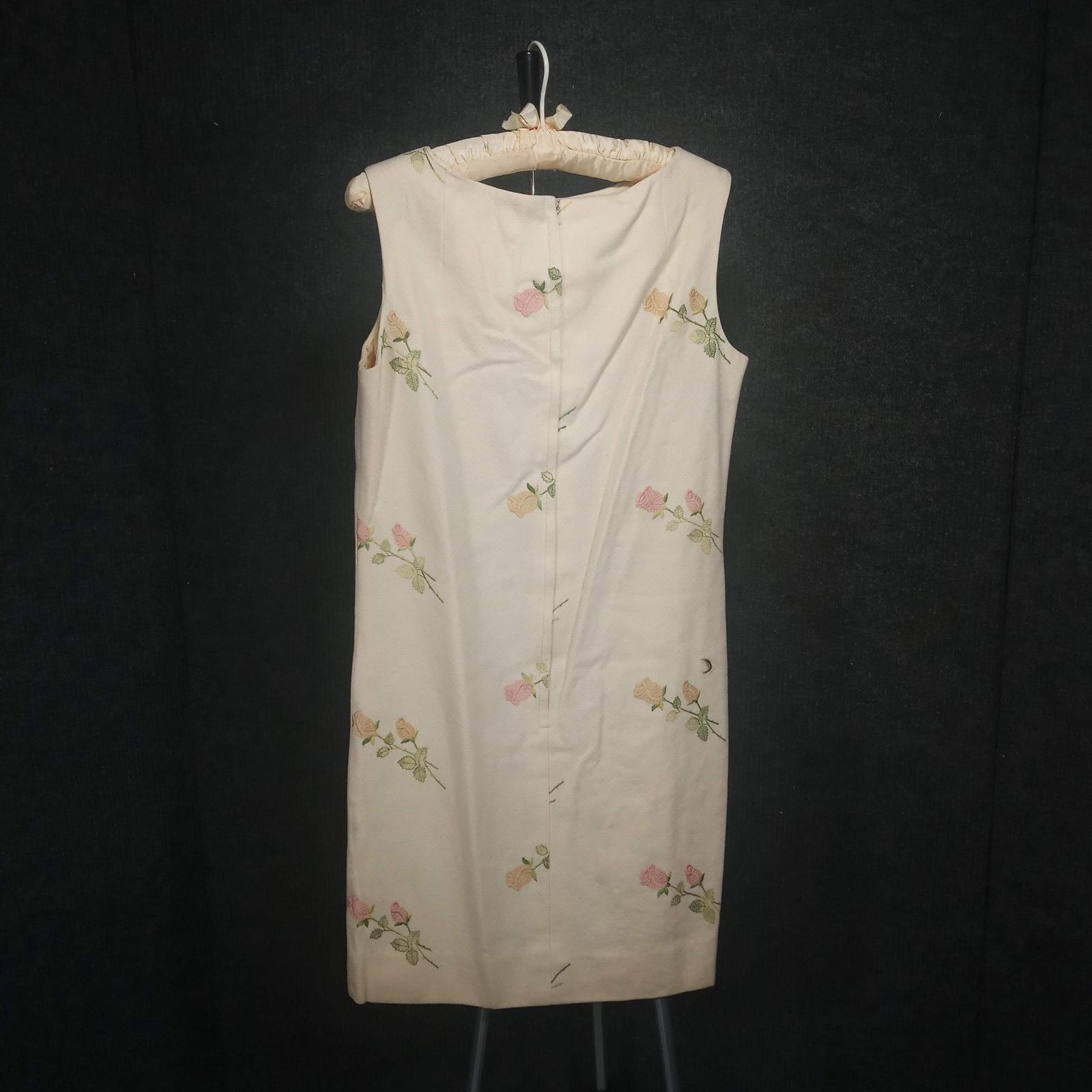 1960s Vintage Cream Wool Rose Embroidered Shift by Sportempos