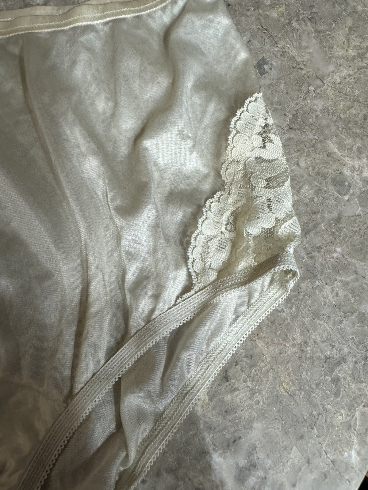 VINTAGE VANITY FAIR SHEER GRANNY PANTY WITH LACE . SIZE 6 / 42. BEIGE