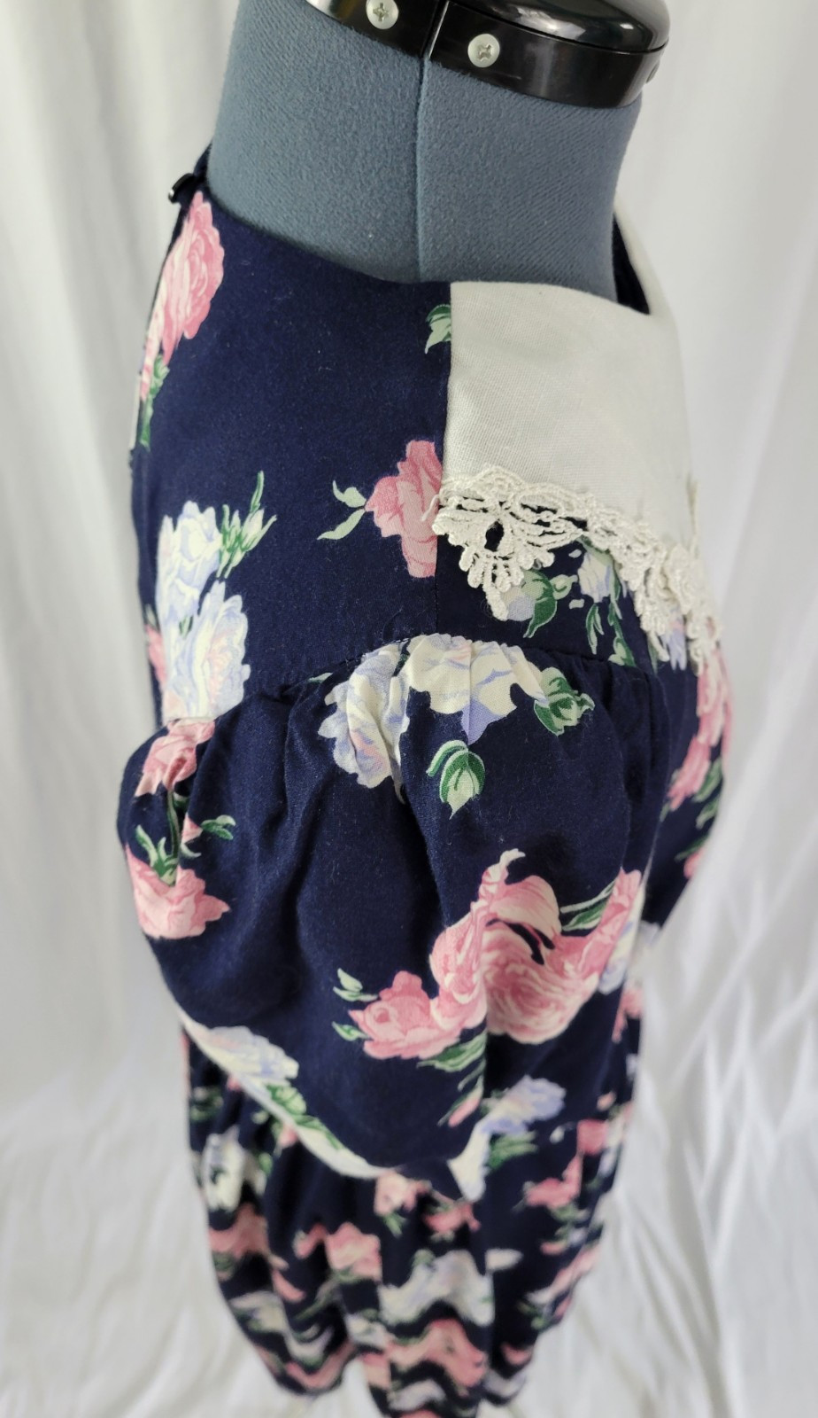 Vtg Lisa II Navy Blue Floral Blouson Dress w White Crochet Trimmed Bib Size M?
