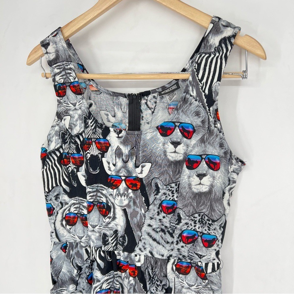 Retrolicious Sleeveless Black & White Graphic Wild Animals Sunglasses Dress Med