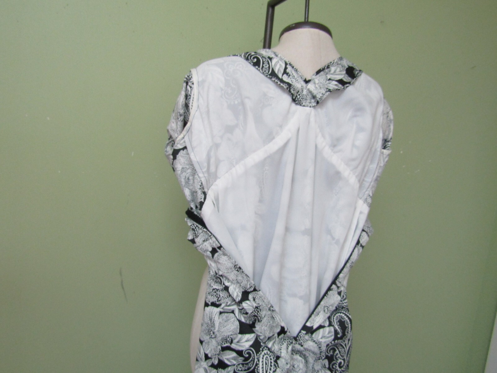 VINTAGE 1970’S BLACK & WHITE ROSE PRINT MAXE DRESS / 38″ BUST MEASURE