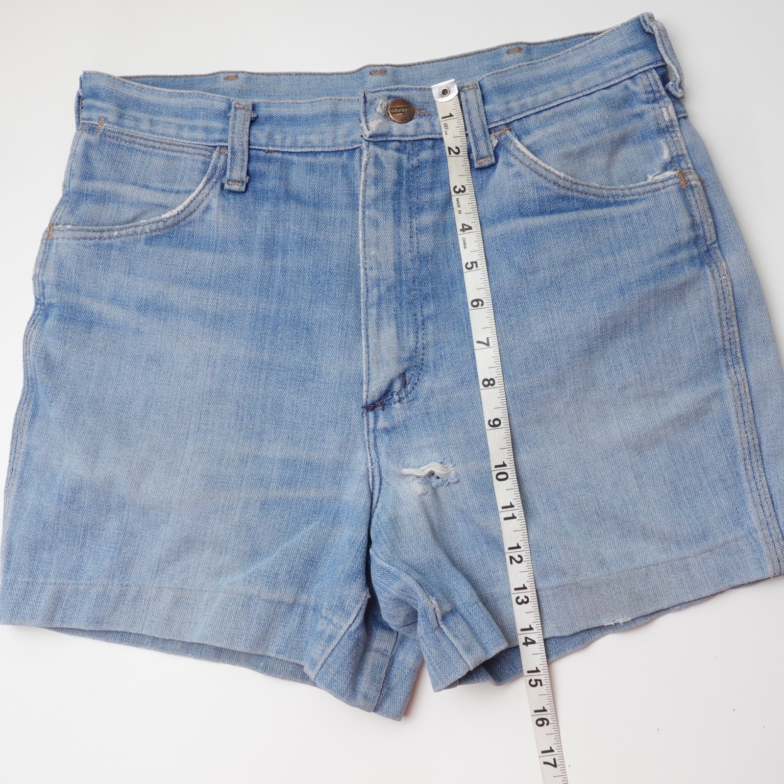 Vintage 70s Wrangler No Fault Denim Jean Shorts Made in USA Size 30 4″ Inseam