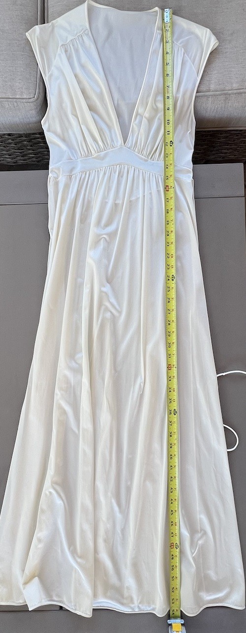 VTG Vanity fair chemise Size 34 Empire Waist Deep V-Neckline In Ivory, wedding