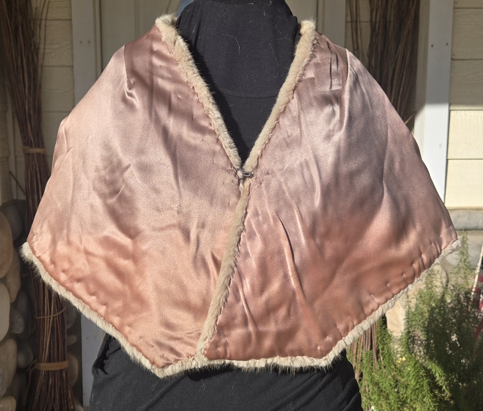 1950s BLONDE MINK FUR CAPELET w/POCKETS & SATIN LINING 21″ Shoulder 15″ Length