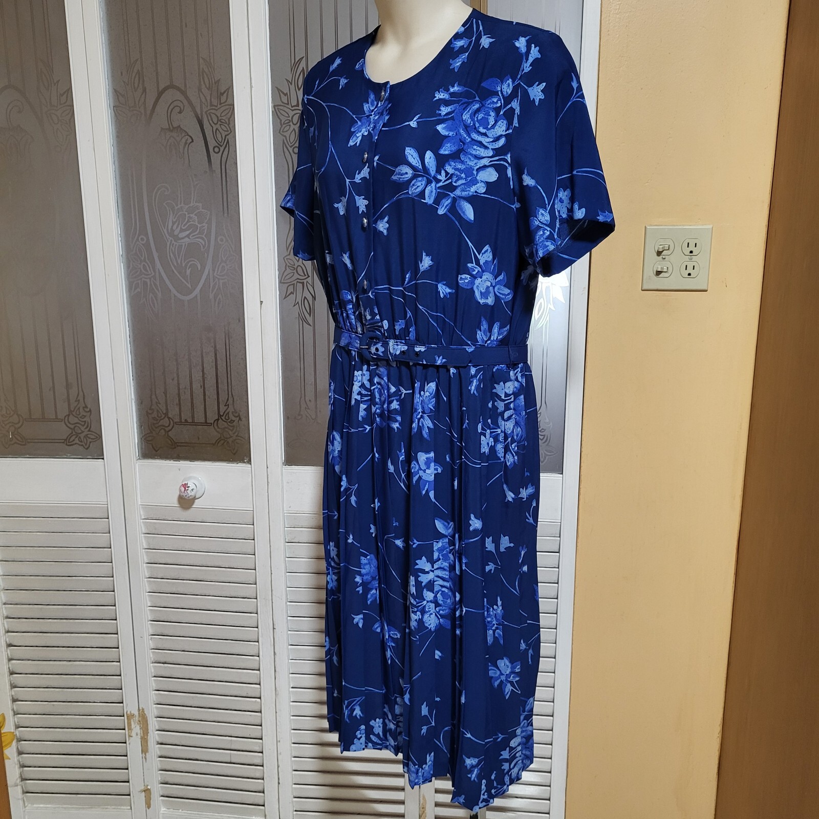 Nancy II Ladies Beautiful Blue Floral Pleated Skirt Dress with Belt – Size 20P