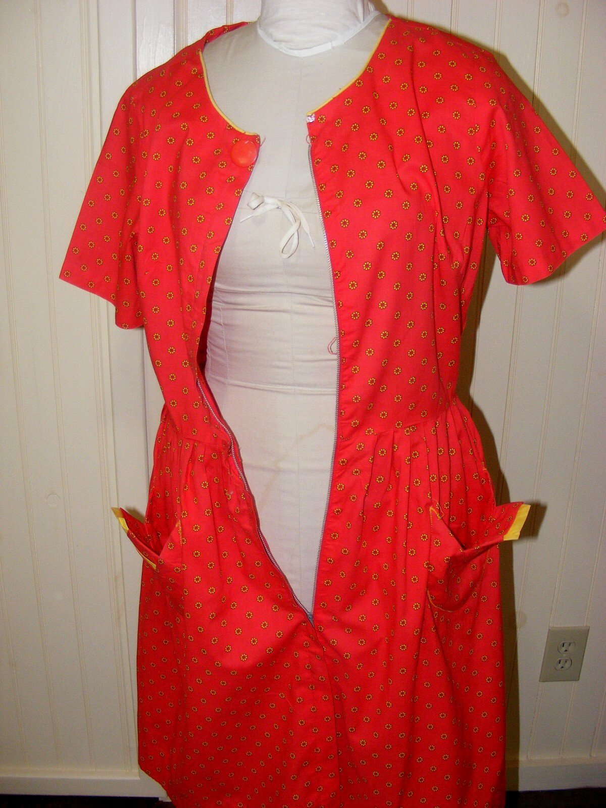 50S DAY DRESS RED COTTON B ALTMAN CO ZIPPERED FRONT HANDKERCHEIF POCKETS M