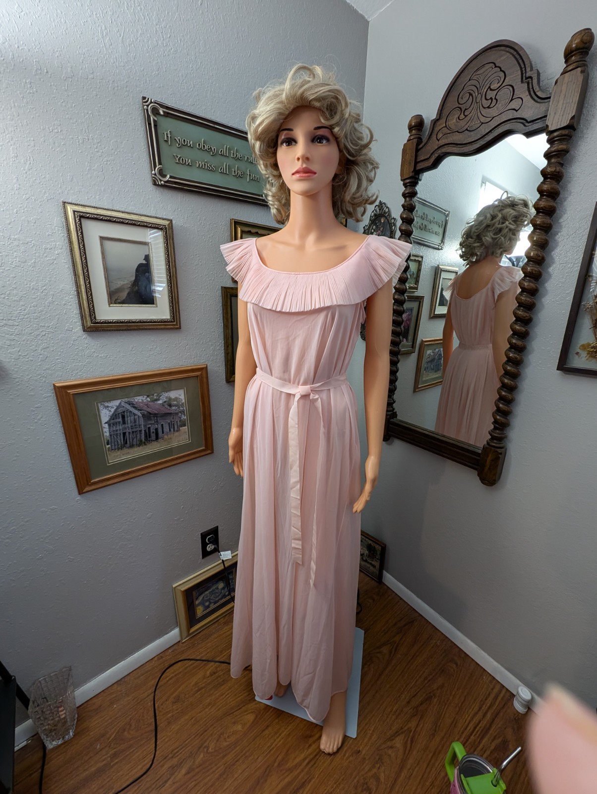 Vtg Vanity Fair „Coquette” pleated negligee, rare color~lite apricot/ peach
