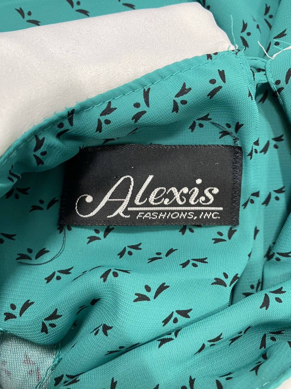 Vintage Dress SIZE MEDIUM green Peter Pan collar ALEXIS FASHIONS 80s 70s modest