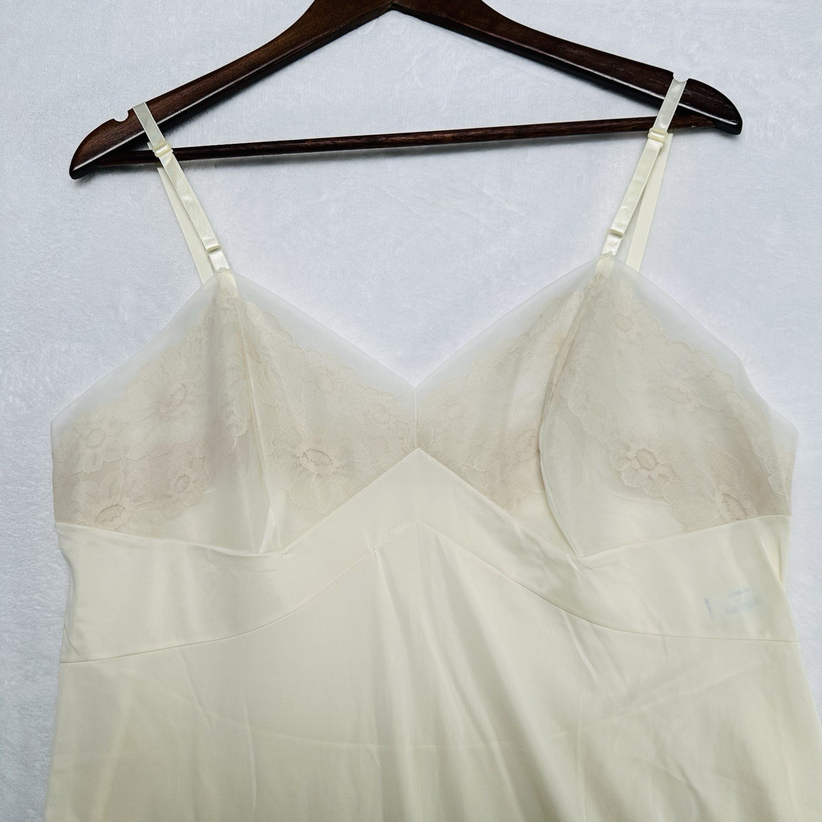 Vintage Vanity Fair Ivory Floral Lace Trim Antron III Dress Slip Women’s Size 40