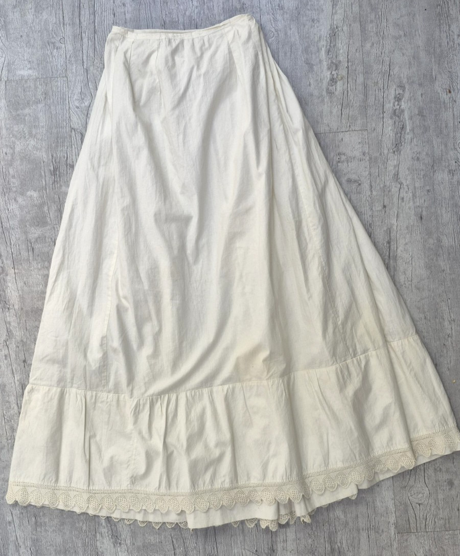 ANTIQUE VICTORIAN WHITE COTTON PETTICOAT SKIRT W/ CROCHET LACE – Waist 24″