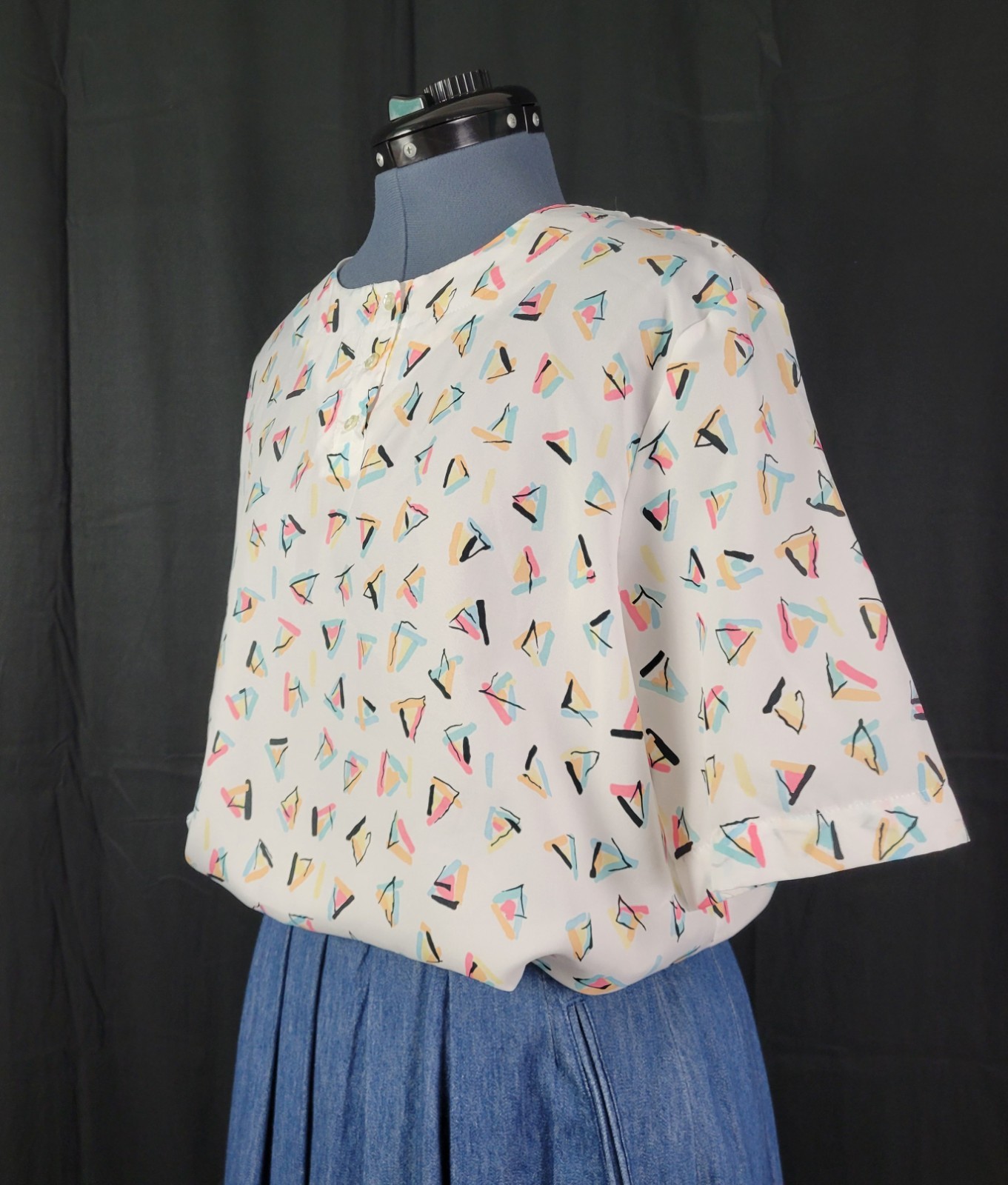 Vintage Alicia S/S Collarless White Blouse w Pastel Triangle Print Size 18
