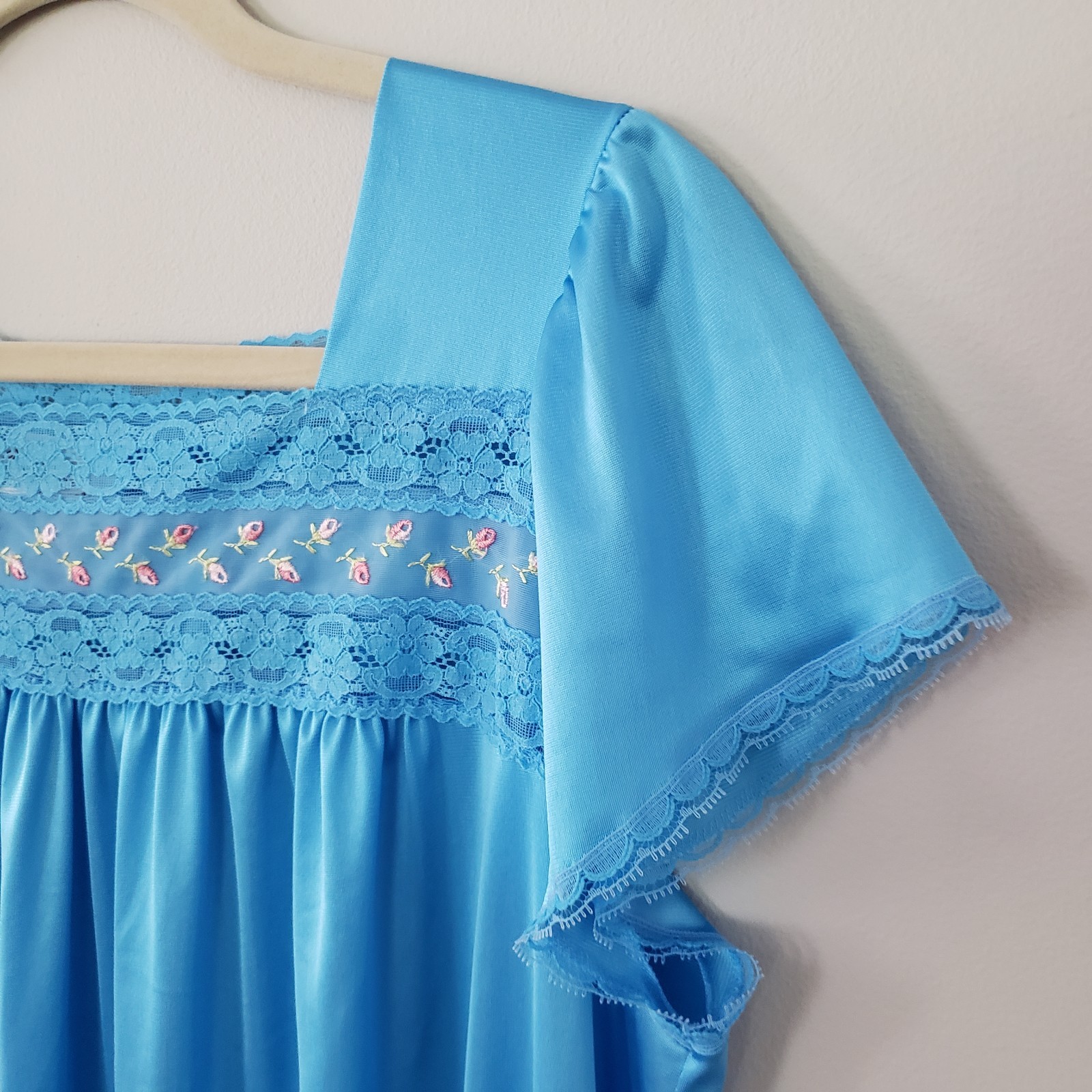 Vintage Vanity Fair Satin Nightgown MED Embroidered Flowers Lace Trim USA Blue