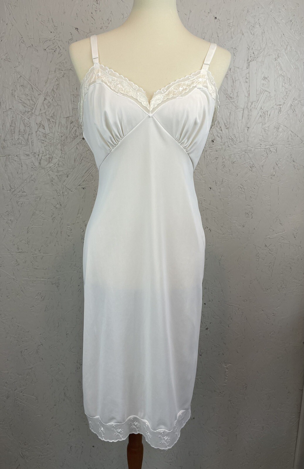Vintage Full Slip C Nylon Polyester Lace Trim Bodice Size M/L Embroidered