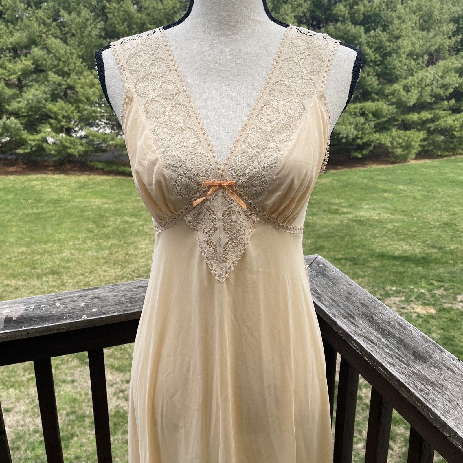 VANITY FAIR Peignoir Set Dressing Gown Robe Lace Peach Dainty Nylon 70s Vtg