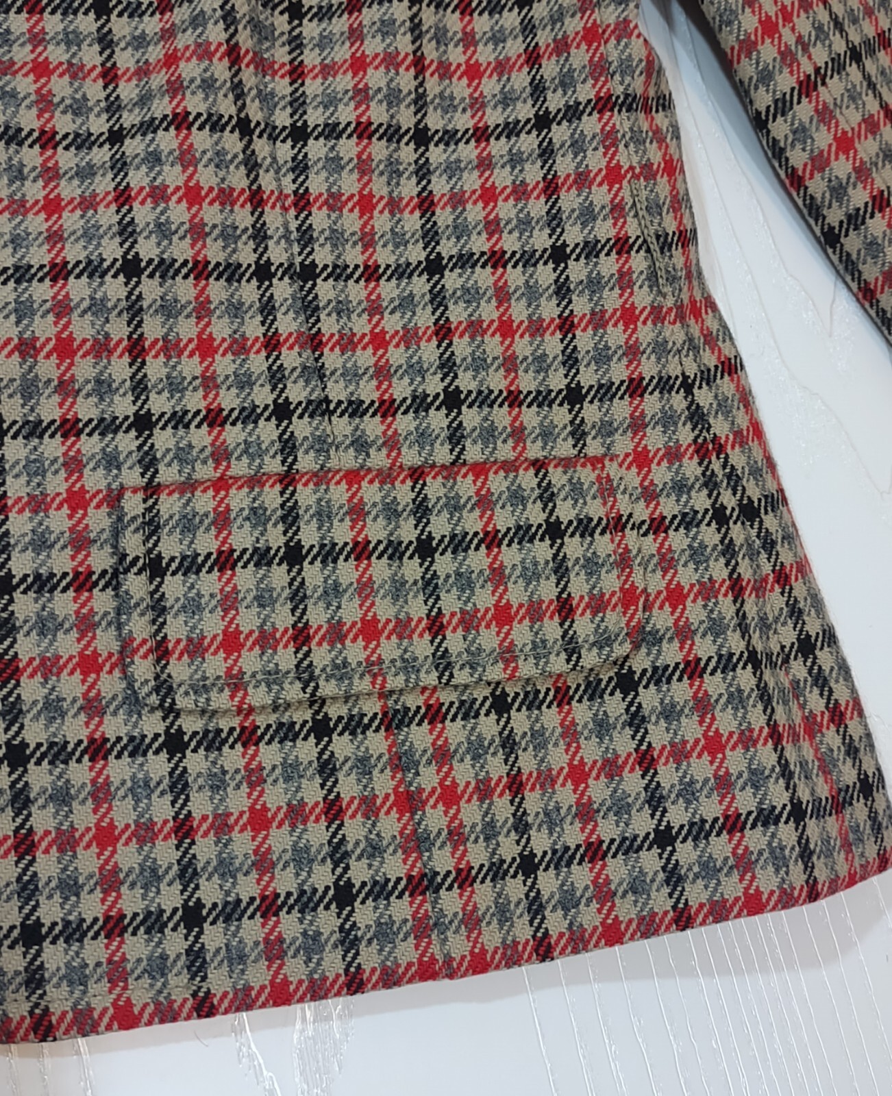 Vtg Jeager Blazer Size 10, 100% Wool, Exterior Colors Cream, Gray, Red, & Black