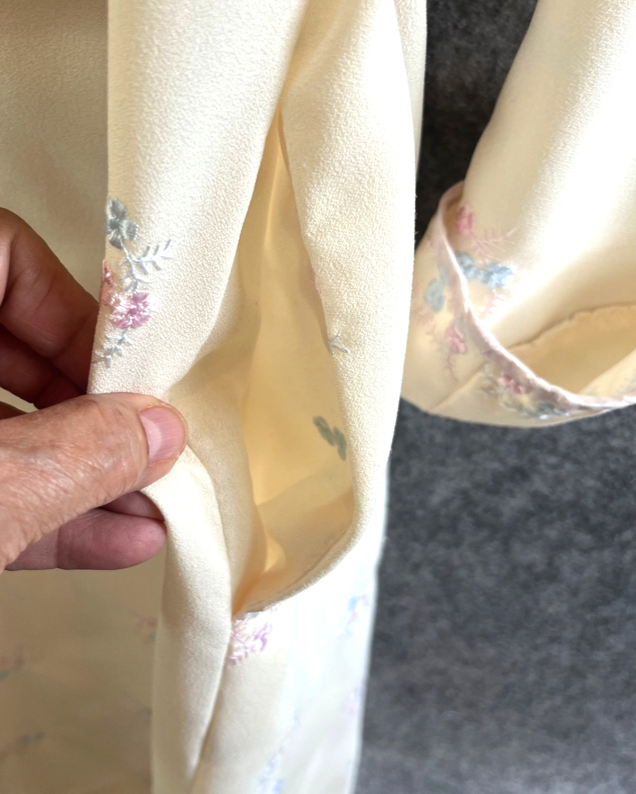 Vintage Ariel Embroidered Cream Robe Sz. S Belt Cuffs Pockets Long EUC