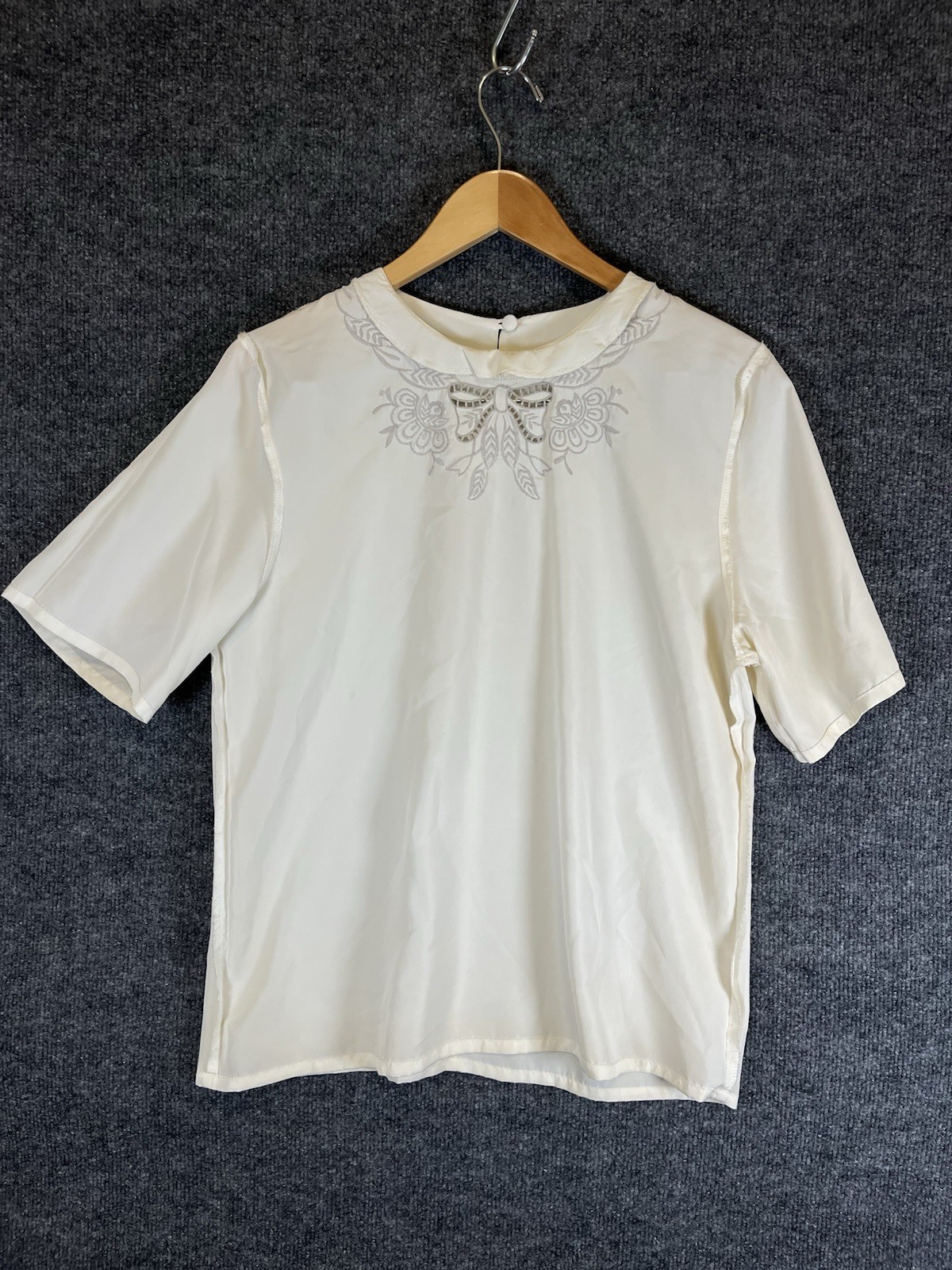 VTG 80s Ivory Cream Short Sleeve Blouse Embroidered Keyhole Back See Description