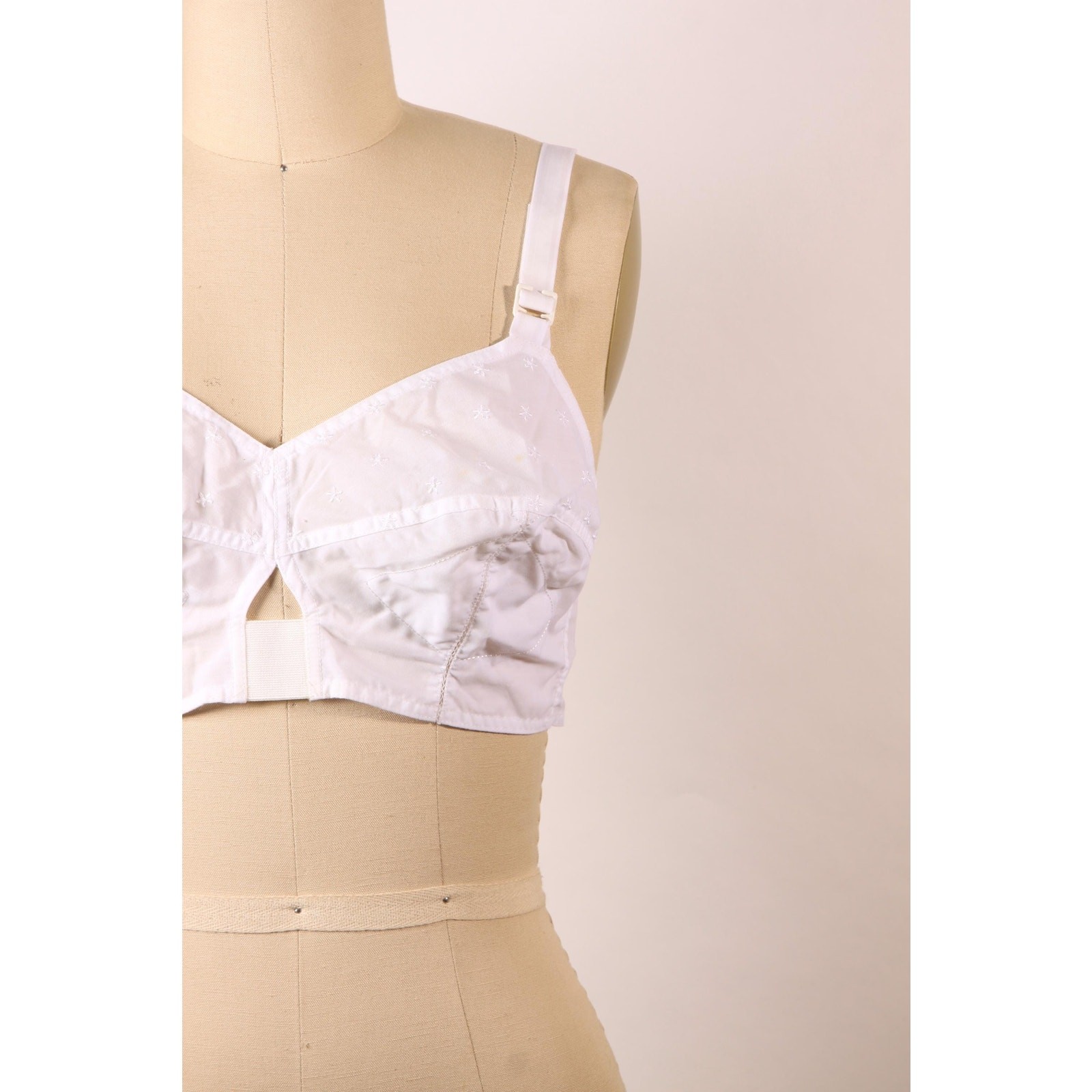 1970s Does 1950s White Floral Embroidery Pin Up Style Bra by Gelmart-38B