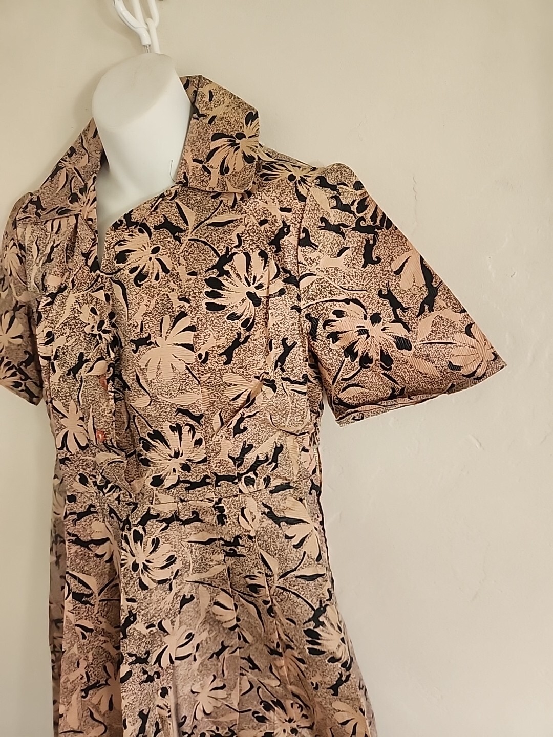 vintage 40’s dress med large short sleeve pony,foral graphics excellent 1940’s