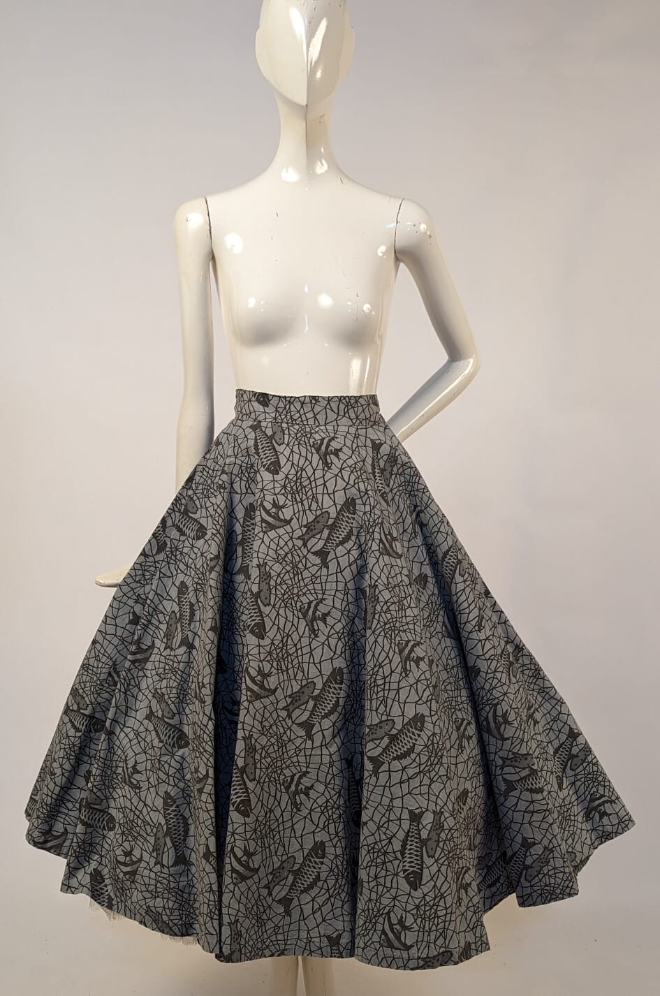 GREAT PRINT VINTAGE 1950’S FLARING CIRCLE SKIRT W FISH PRINT