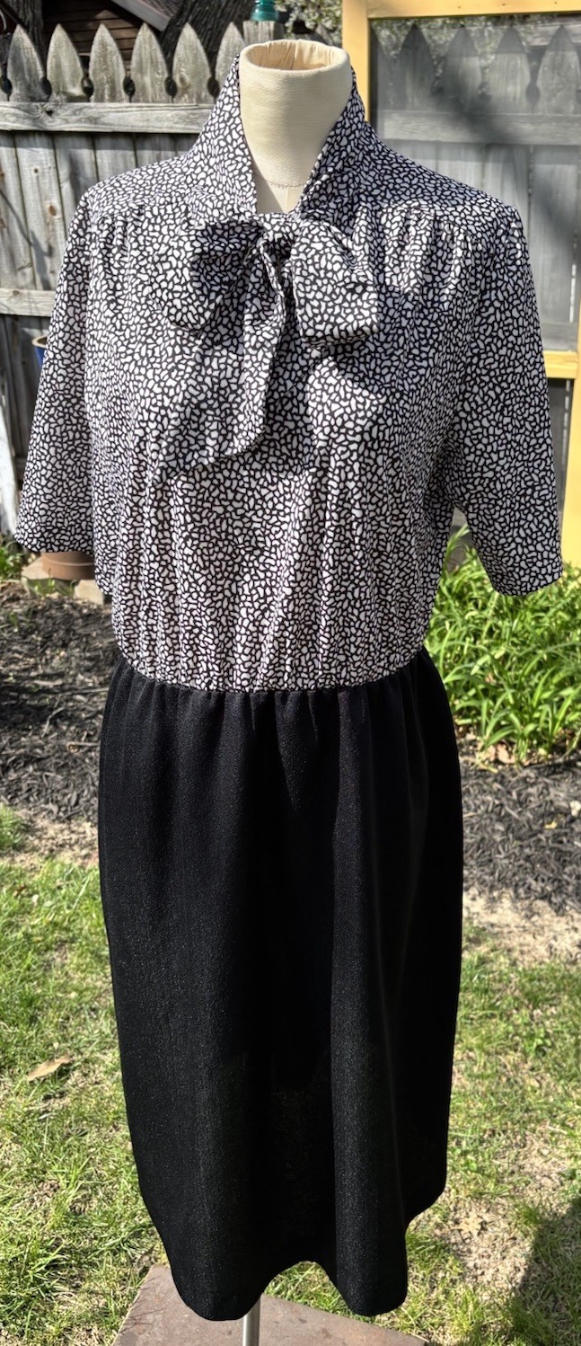 VTG 1980s Secretary Dress Pussy Bow Midi Pencil Sz L B40 Black White Stretchy