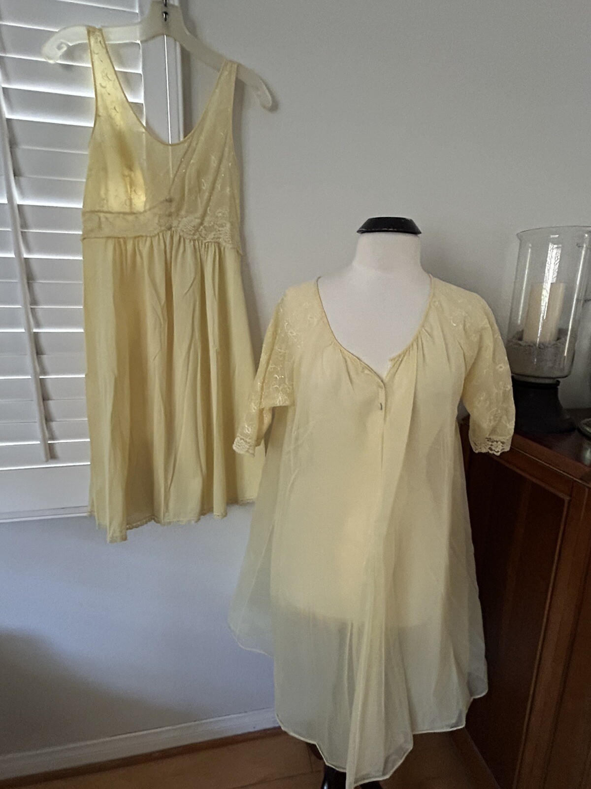 VINTAGE VANITY FAIR LIGHT YELLOW CHIFFON NYLON LACE NIGHTGOWN & ROBE SIZE 32