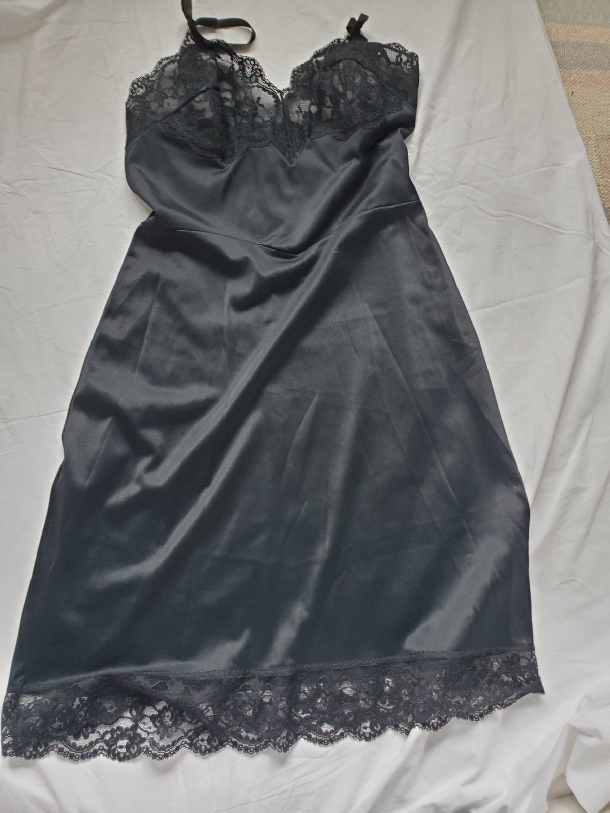 Warner Laros Vintage black slip-sz 32-style #4052 short-adjustable straps-lace