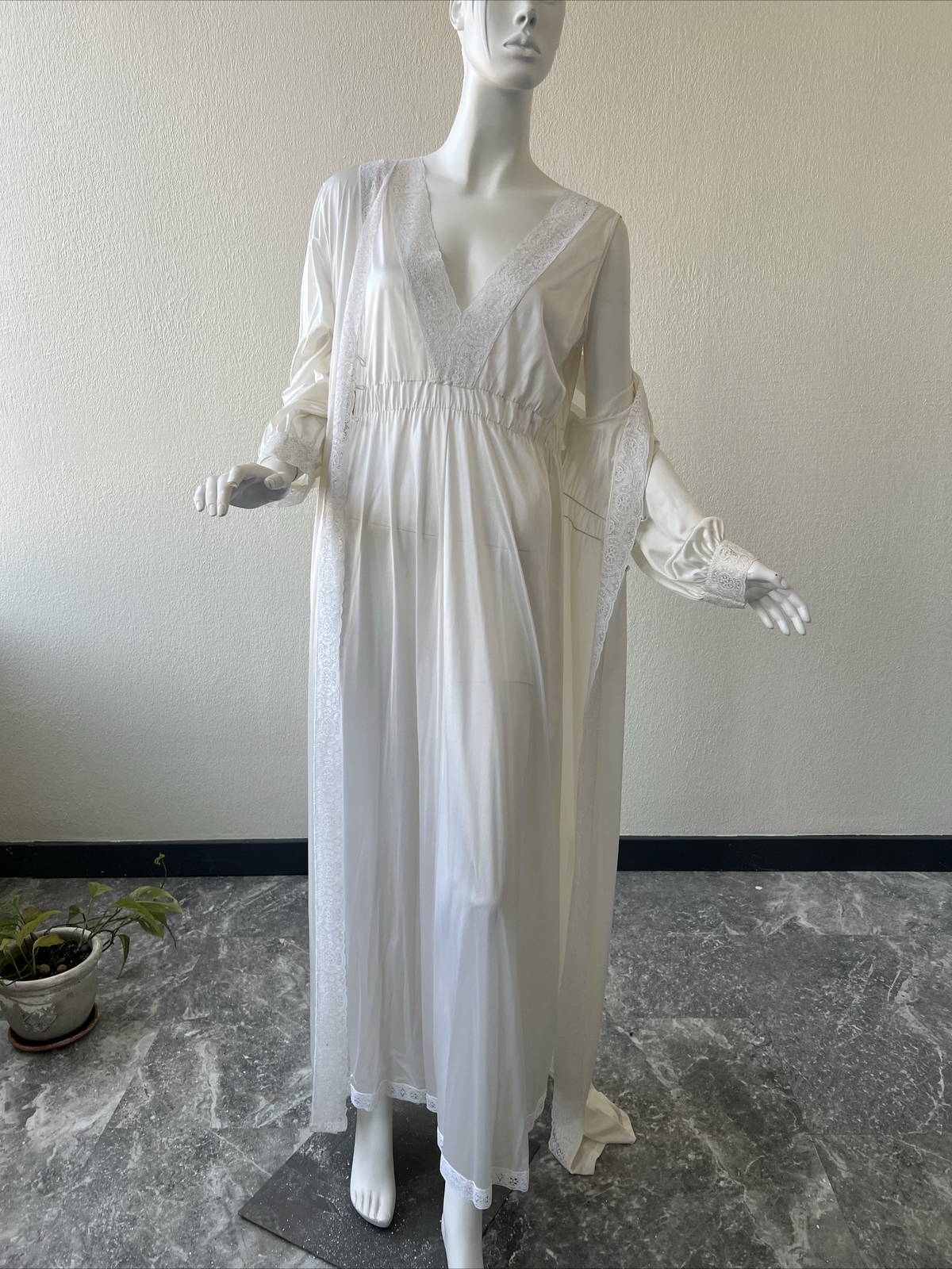 Women’s Vintage Lace Sleeping Gown and Robe Set Brand Unknown Size M Mrs Elaine