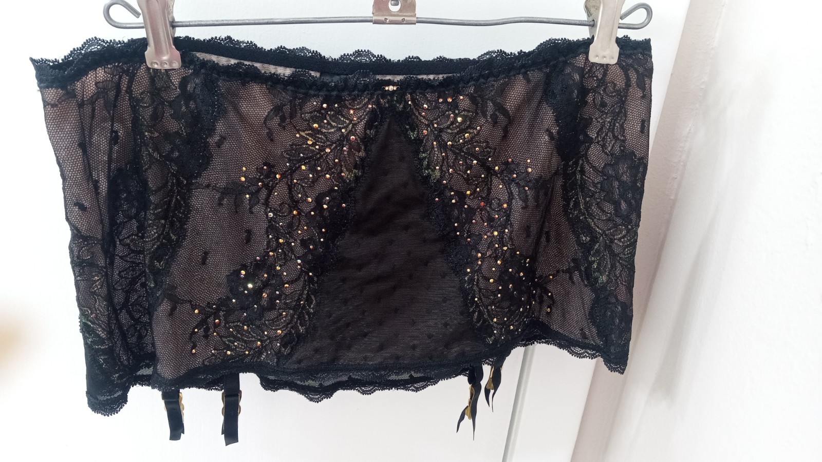 Victoria’s Secret Lace w/Glitter Panties V string Black Garter Belt/Size L/ NWT