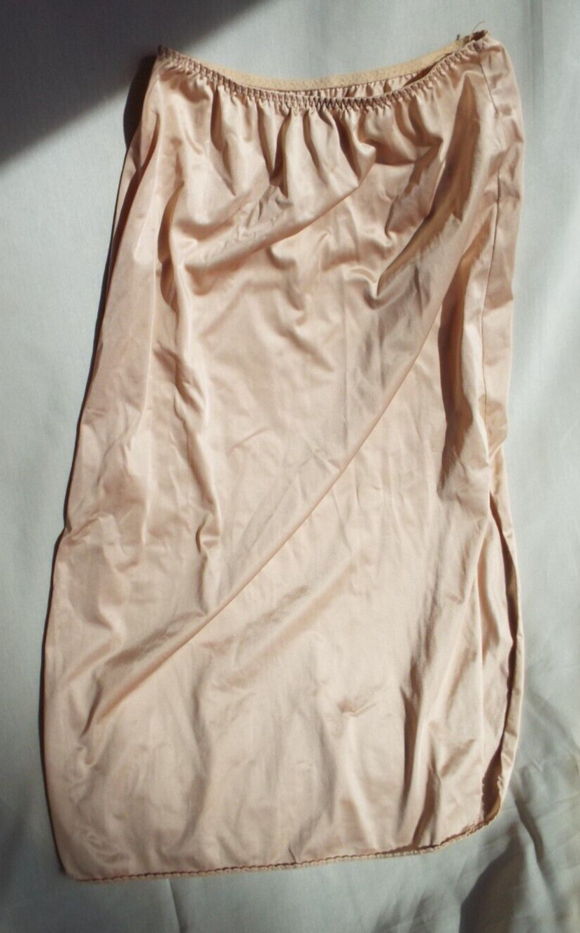 Vanity Fair Beige Half Slip 32 in waist 31 in long scalloped edge hem Pre-owned