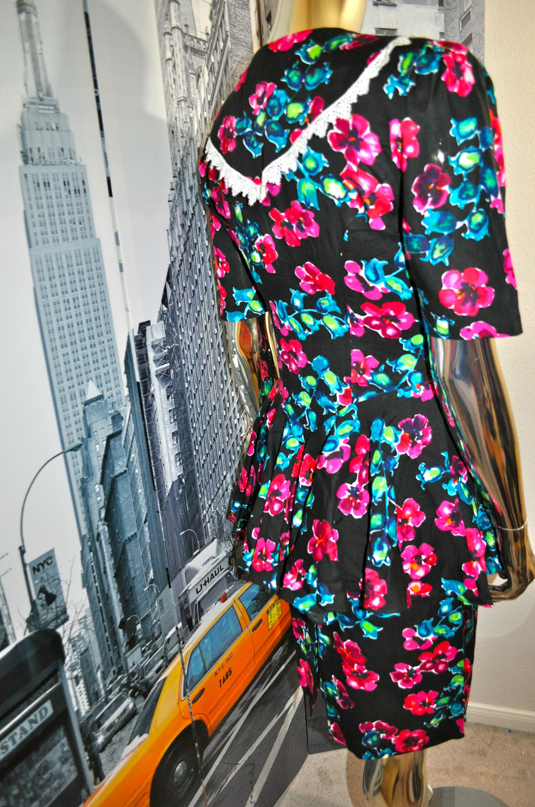 VINTAGE 80’S BOLD SHOULDERS BRIGHT MULTI FLORAL PEPLUM DRESS SIZE 3/4