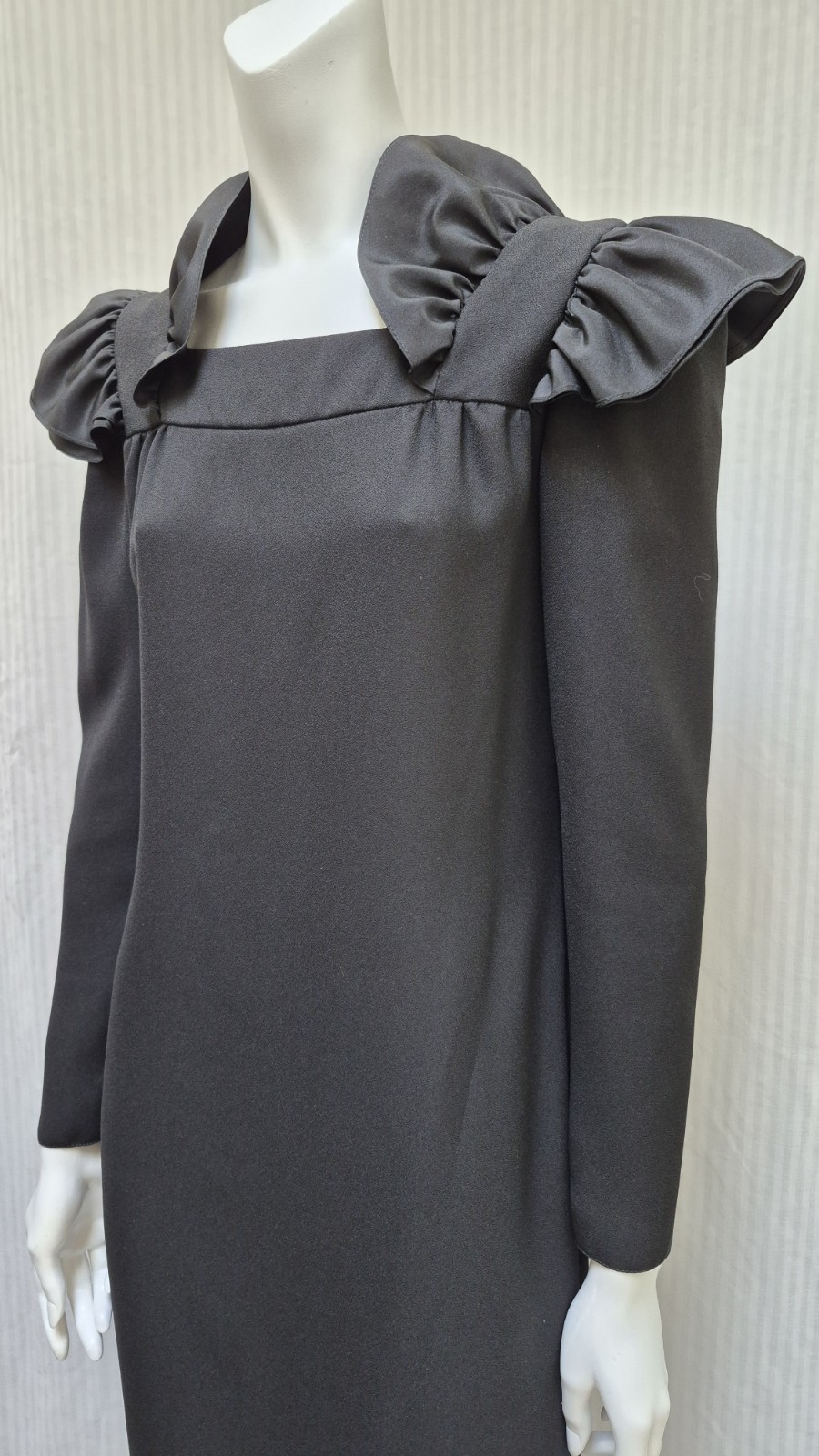 Vintage DAVID MORRIS Black Crepe DRESS w/ Ruffle Shoulders – Size S