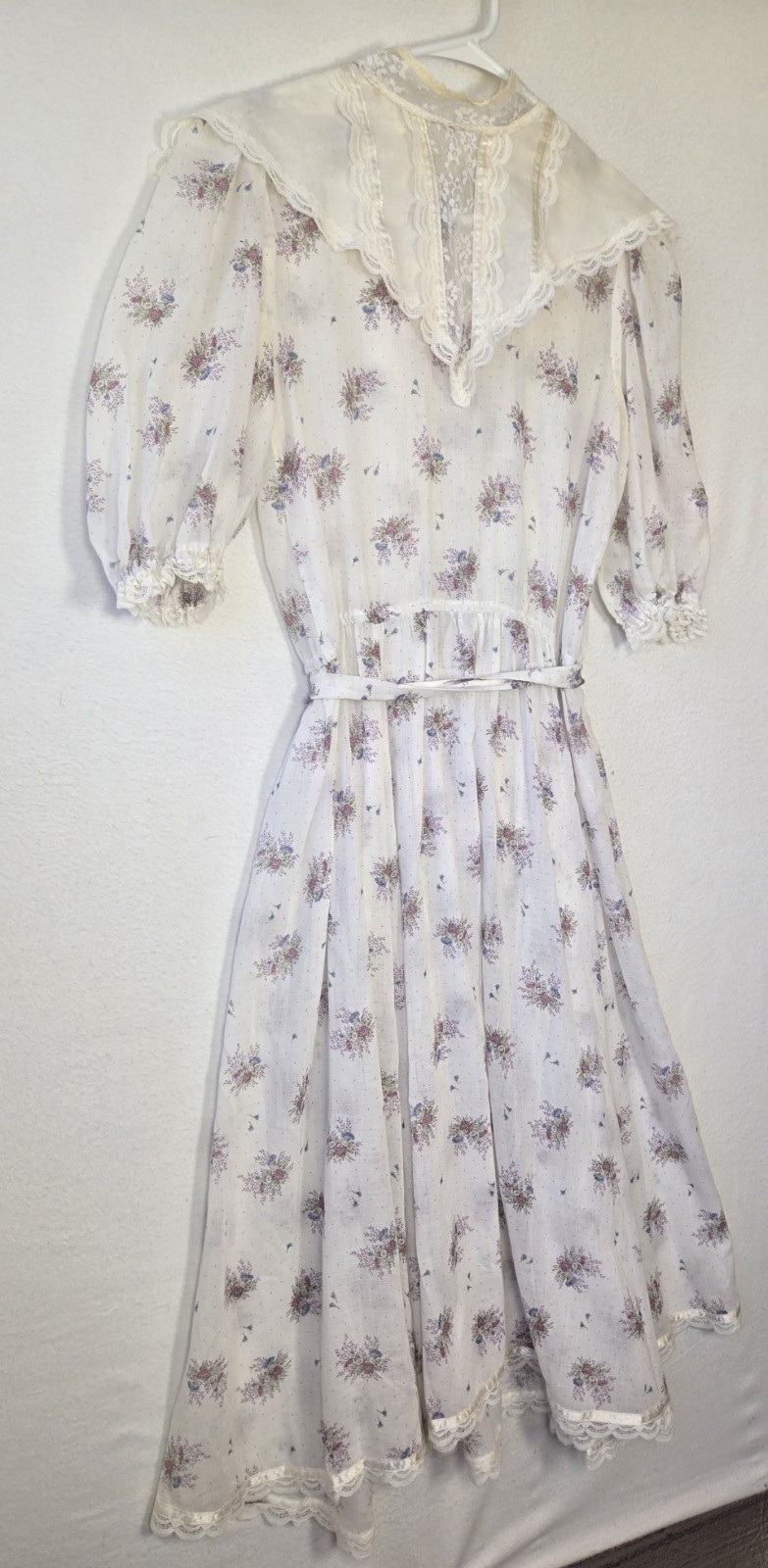 VINTAGE Gunne Sax Jessica Prairie Floral Print White Dress With Eyelet Lace Trim
