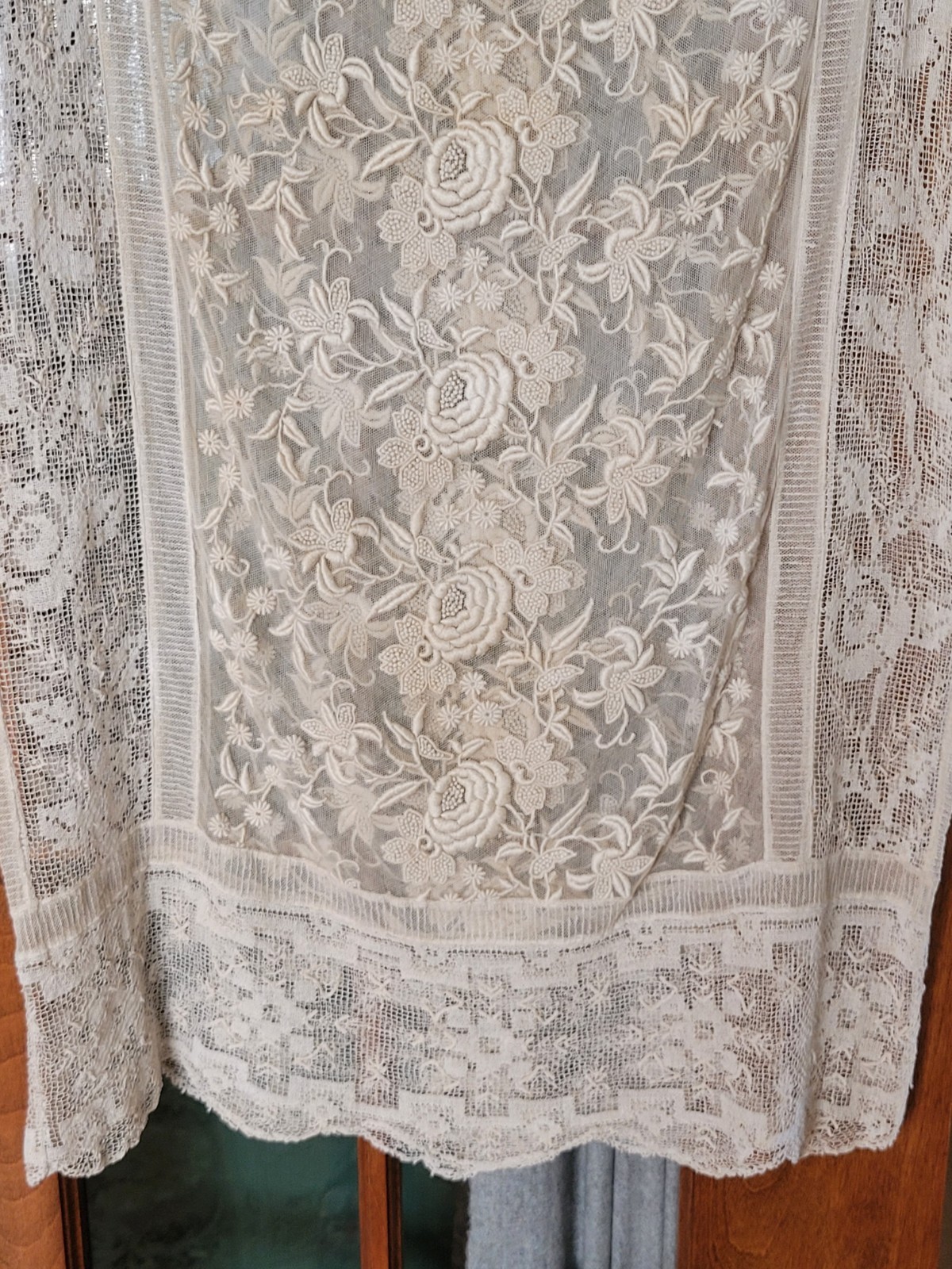 ANTIQUE 1920’S EMBROIDERED NET LACE DRESS FILET LACE & RIBBON ROSES BULLOCKS