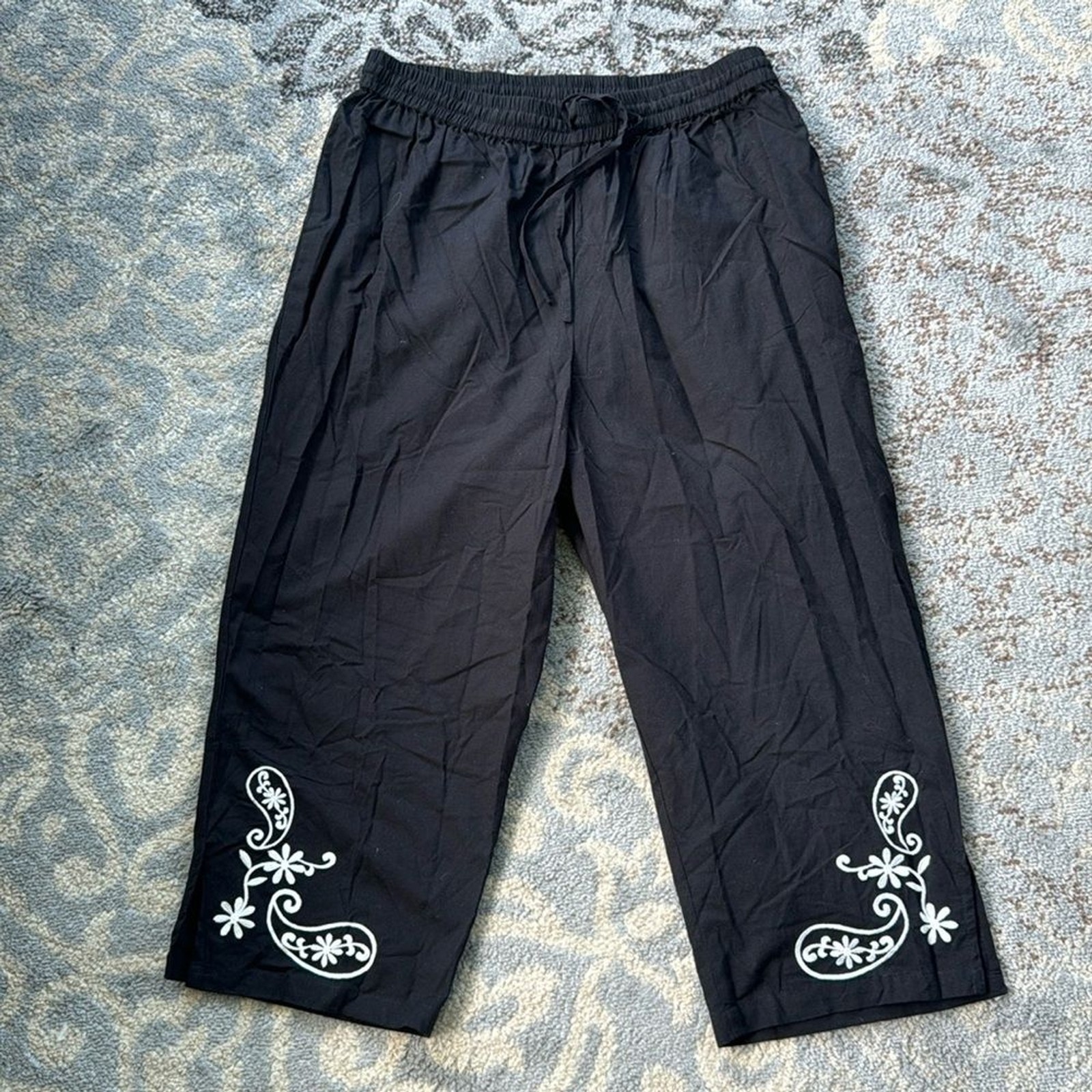 G Unit Fashions Vintage Embroidered Capris Black Large