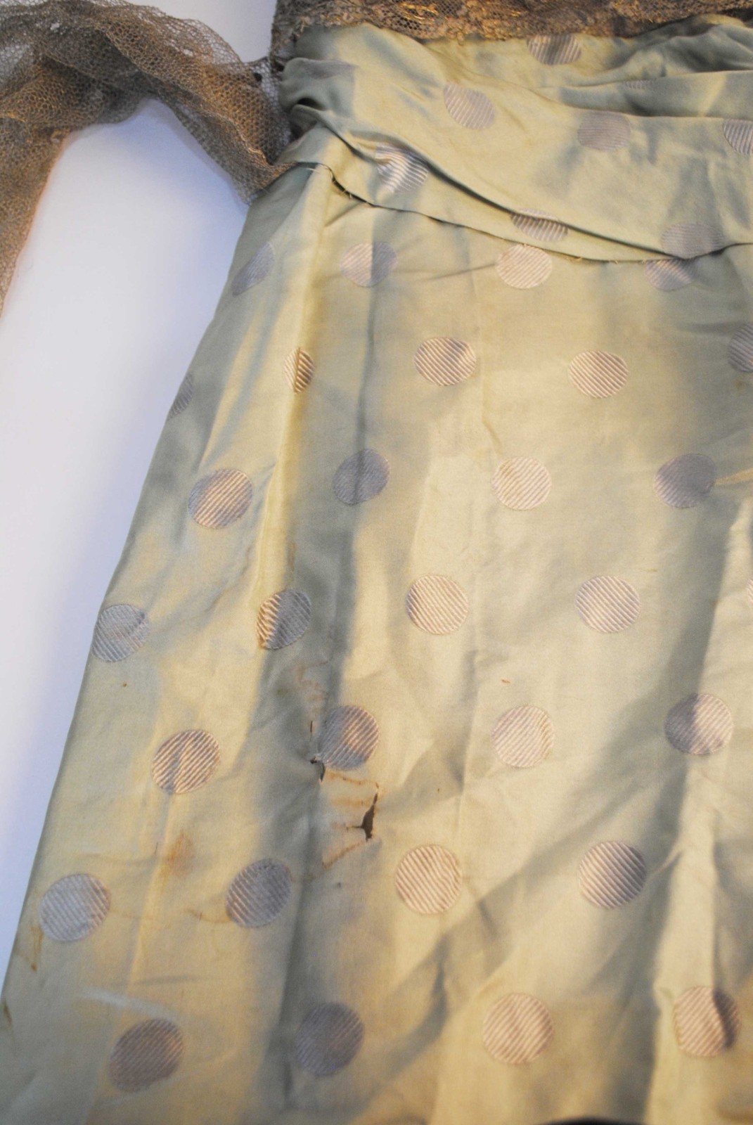 FLAPPER SILK SATIN EVENING DRESS, 1920s, METALLIC LACE TRIM AND NETTING