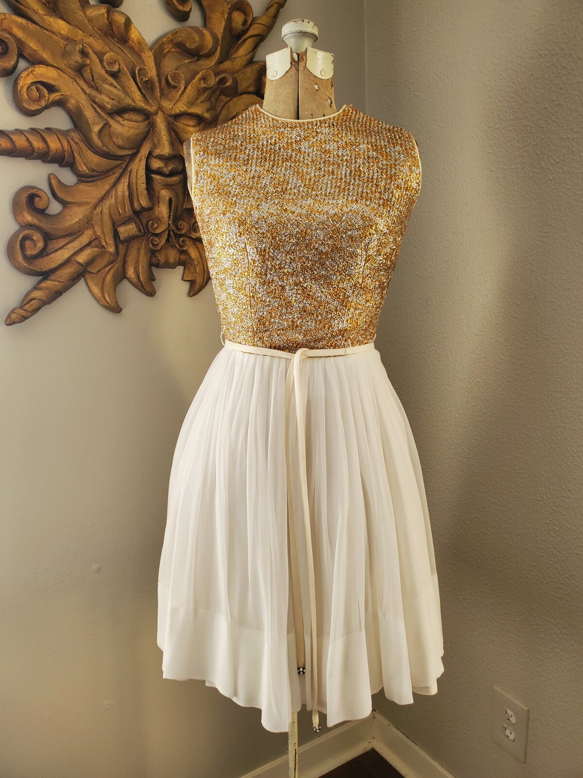 VTG 60’S GLITZY GOLD + WHITE LUREX PLEATED CHIFFON PARTY COCKTAIL DRESS XS 32 23