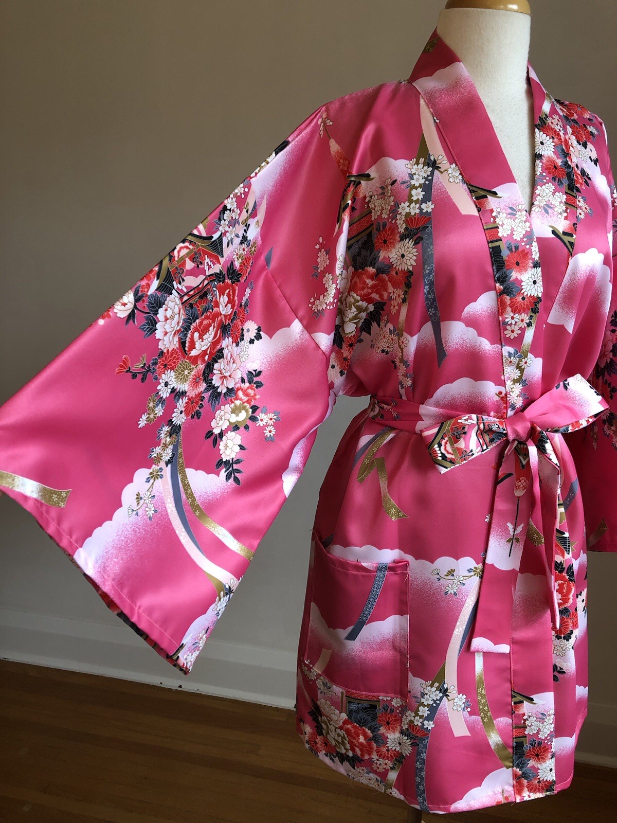 STUNNING VTG NWOT MAMKY Pink Floral Japanese Kimono Short Robe SZ O/S