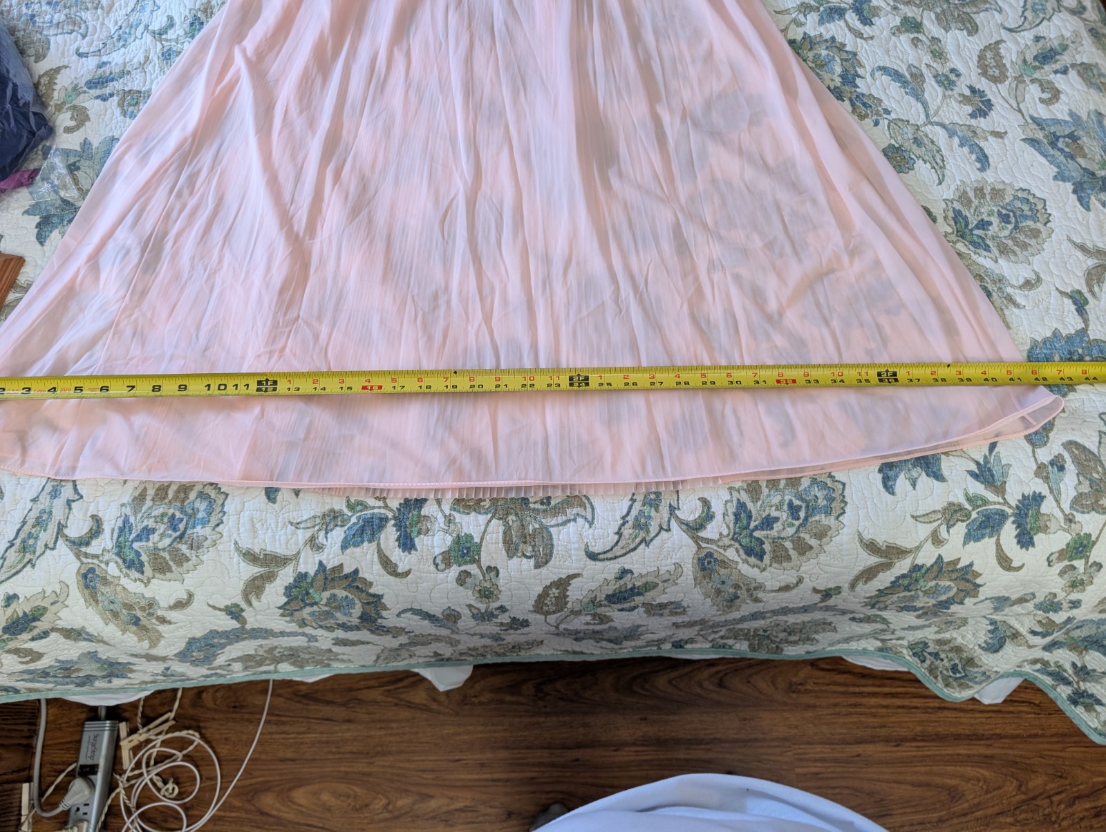 Vtg Vanity Fair „Coquette” pleated negligee, rare color~lite apricot/ peach