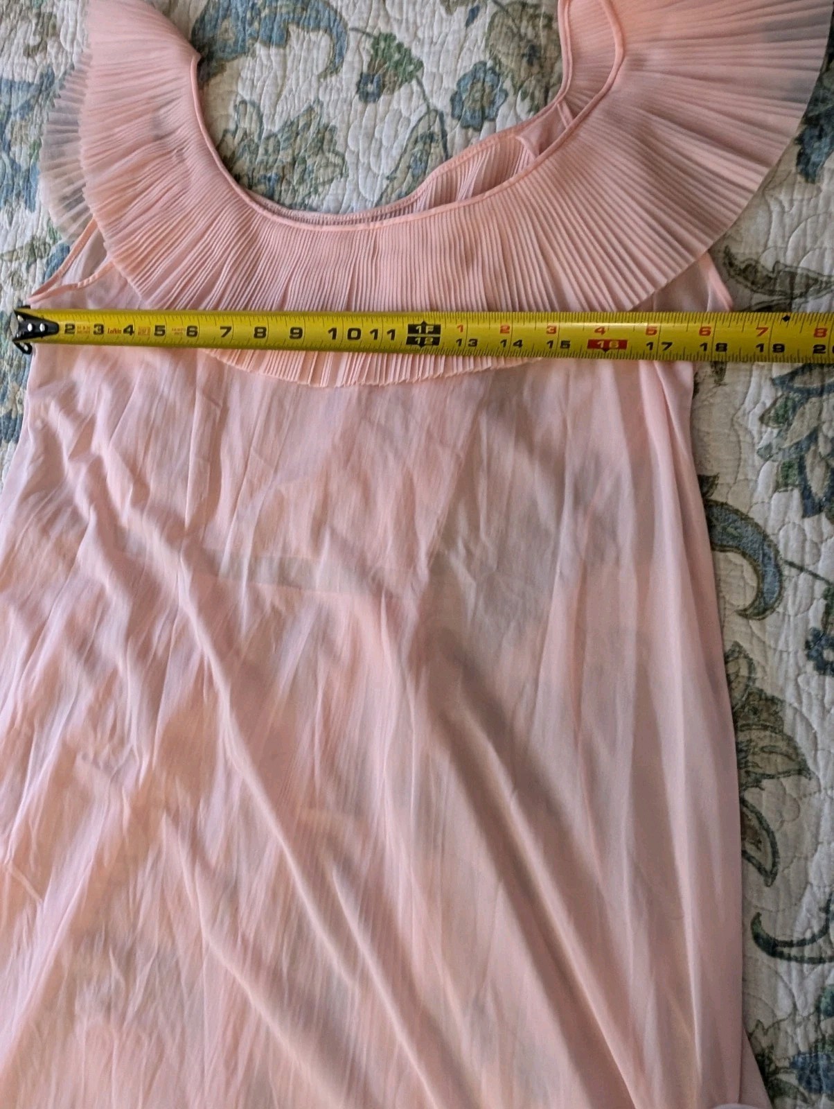 Vtg Vanity Fair „Coquette” pleated negligee, rare color~lite apricot/ peach