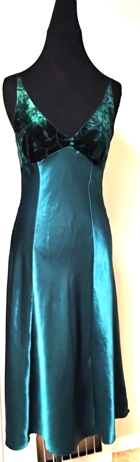 Vintage Woman’s Green elegant long slip dress Ornate velvet bust size M