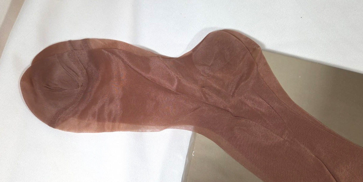 2 Prs – Vtg. Hanes Walking Sheer Stockings / Sz 9 1/2 M / Color = Mayfair