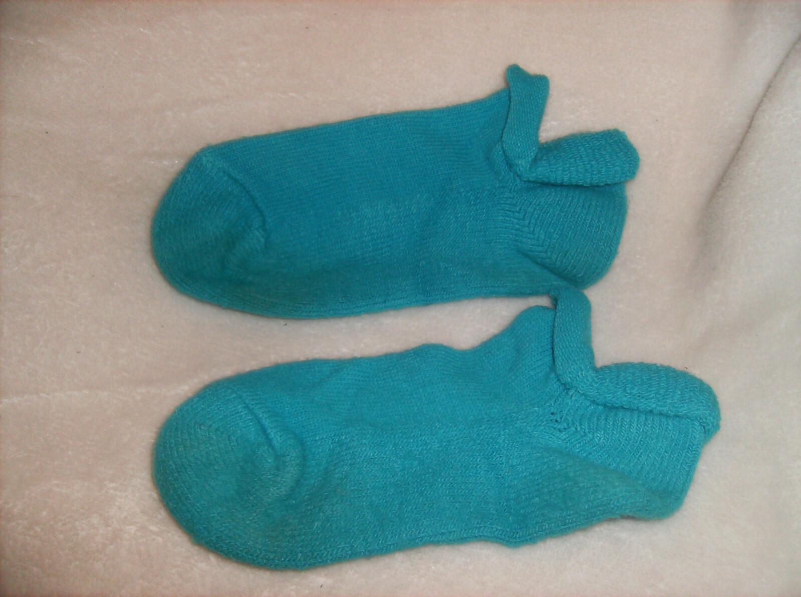 NEW BOOTIES PURPLE KNIT WITH POM POMS VTG SOCKS SLIPPERS FOOTSIES 9-11 ONE SIZE