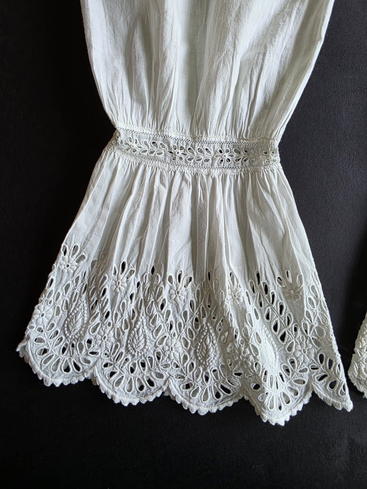 CIVIL WAR 1850’S COTTON UNDER SLEEVES FOR DRESSW ORNATE CUTWORK SCALLOP EDGE
