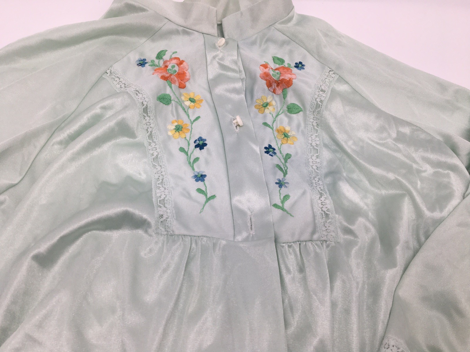 VTG Sears Mint Green Embroidered Flowers Silky Robe Size Small 32-34 READ USA