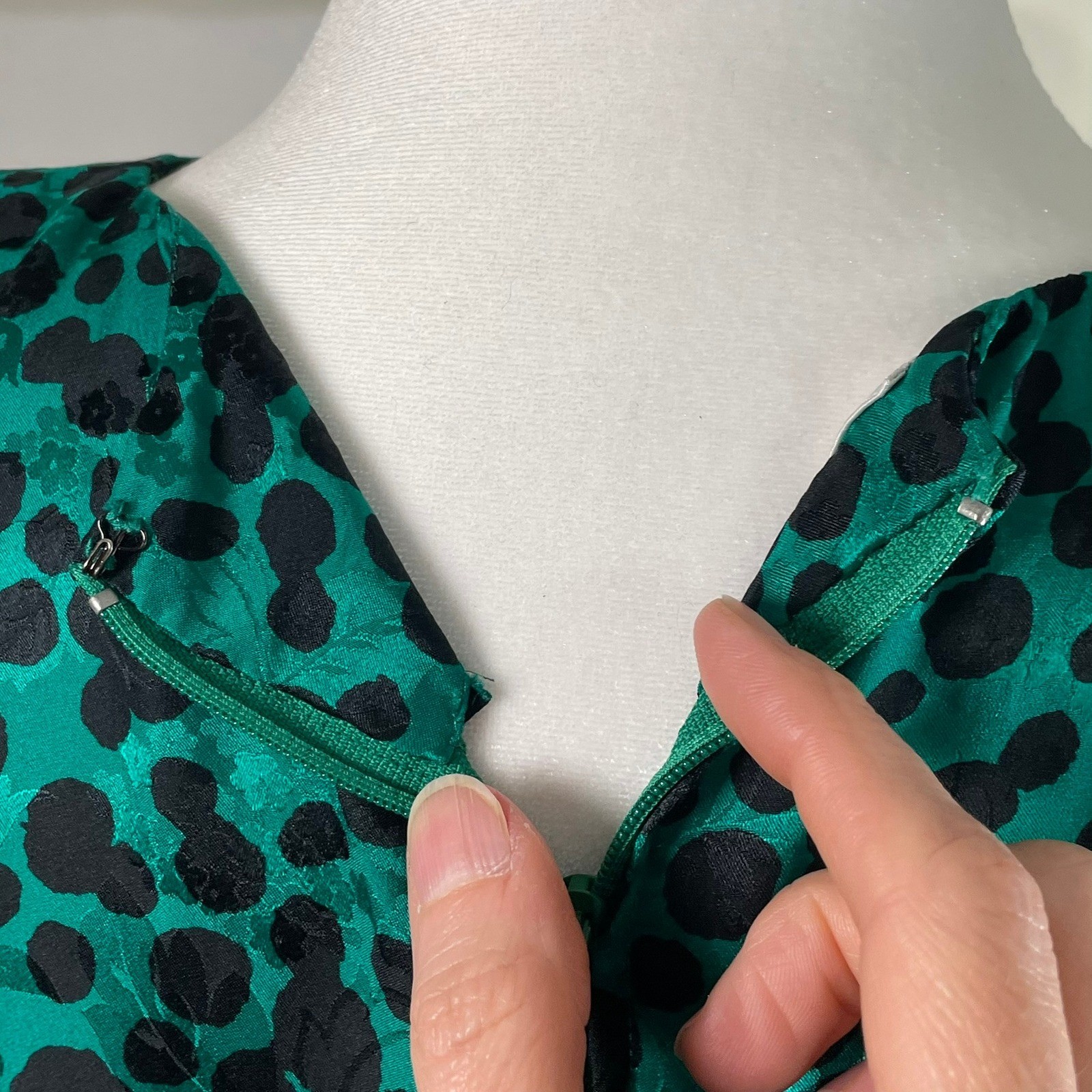 VTG Maggy London Sz 8 Green Black Polka Dot 100% Silk Dress Pleated Ruffle Hem